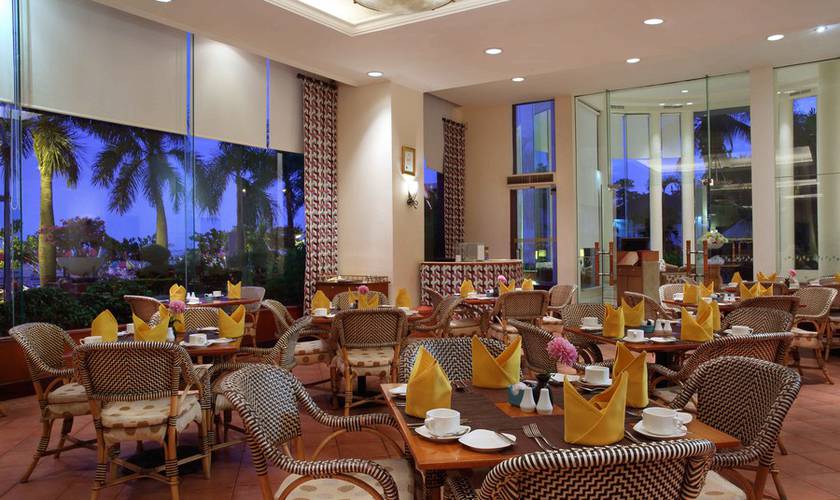 Lounge im Hotel Aryaduta Makassar, Sulawesi Reise, Indonesien Privatreise