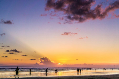 Strand mit Sonnenuntergang am Seminyak Strand, Bali Rundreise, Indonesien Privatreise
