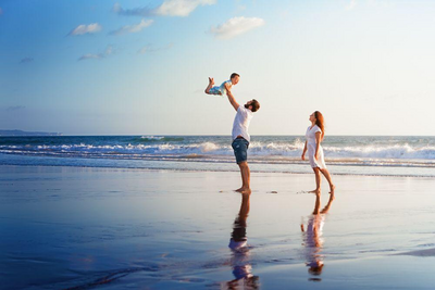 Familie am Strand von Sanur, Bali, Indonesien Reisen, Bali Familienreise