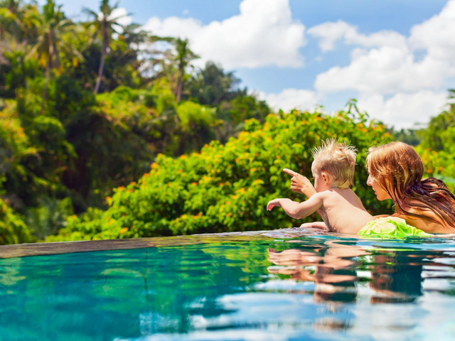 Familienreise Bali, Mutter mit Kind im Pool, Indonesien Reisen