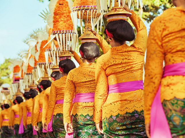 Balinesische Frauen in traditionellen Kostümen bei einer Hindu Zeremonie, Indonesien Rundreise