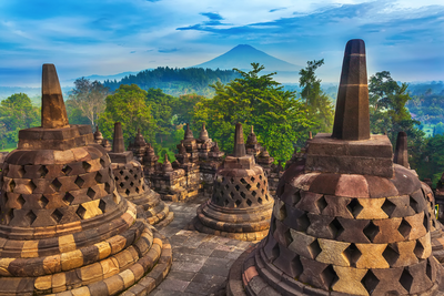Tempelanlage Borobudur vor der Kulisse des Merapi-Vulkans