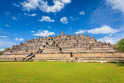 Der Borobudur ist eine Stufenpyramide