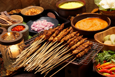 Satay Spieße mit Erdnusssoße, Rezept aus Indonesien