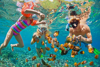 Familie beim Schnorcheln, Indonesien, Familienreise Bali