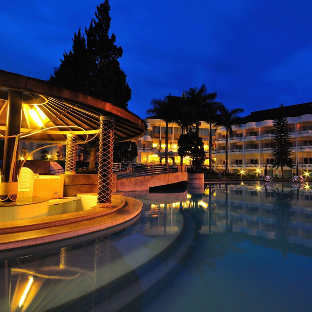 Beleuchteter Pool, Grand Mutiara Hotel, Sumatra Reise, Individualreise Indonesien