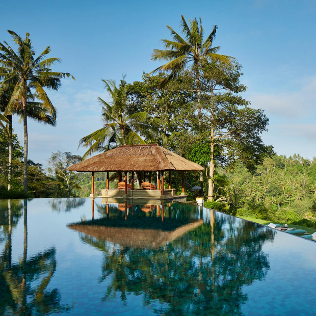 Poolbereich mit Ausblick, Amandari, Ubud, Bali, Indonesien Rundreise