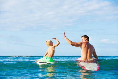 Surfen am Strand von Bali, Indonesien Reisen, Familienreise