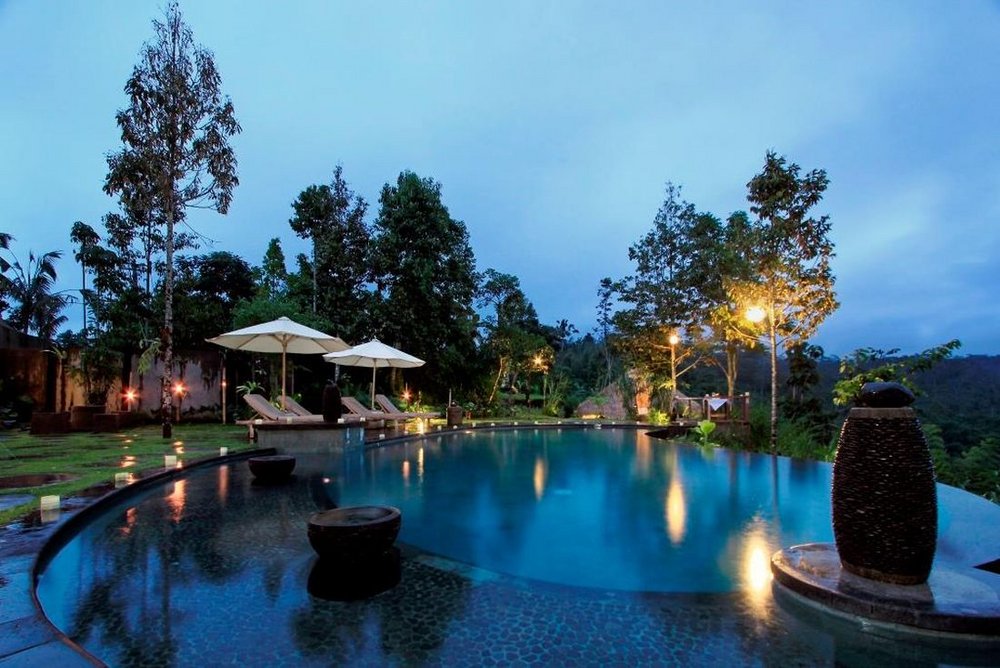 Privatreise Indonesien ,Poolbereich bei Nacht, Puri Sebatu Resort, Indonesien
