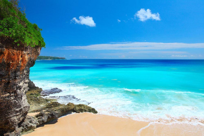 Strand mit türkisfarbenen Meer, Bali Rundreise, Indonesien Privatreise