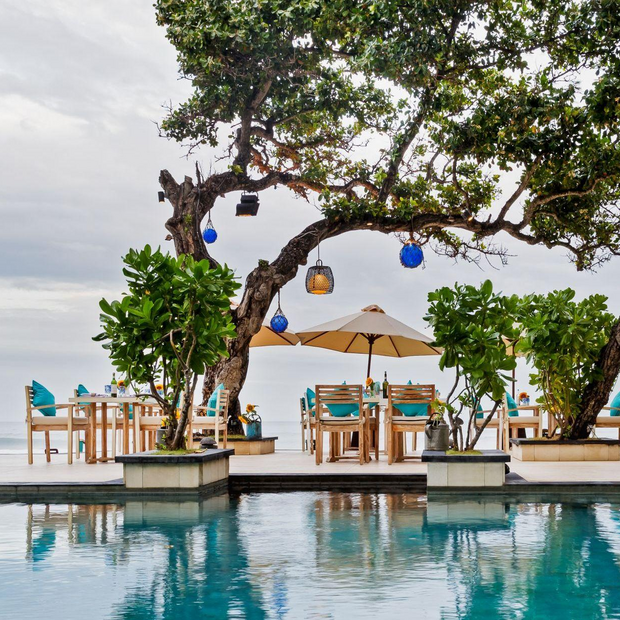 Privatreise Indonesien, Essbereich am Pool, The Seminyak Beach Resort & Spa, Bali, Indonesien