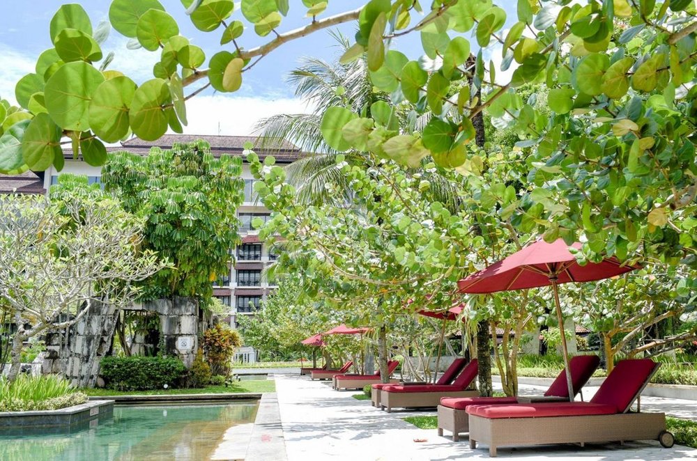 Rundreise Indonesien, Garten mit Liegen, Sheraton Mustika Yogyakarta Resort und Spa, Indonesien